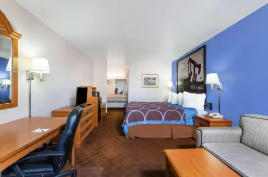 Super 8 by Wyndham Cleburne