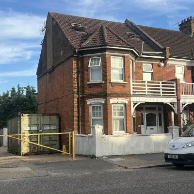 Zozy Gladstone Hotels near Cricklewood