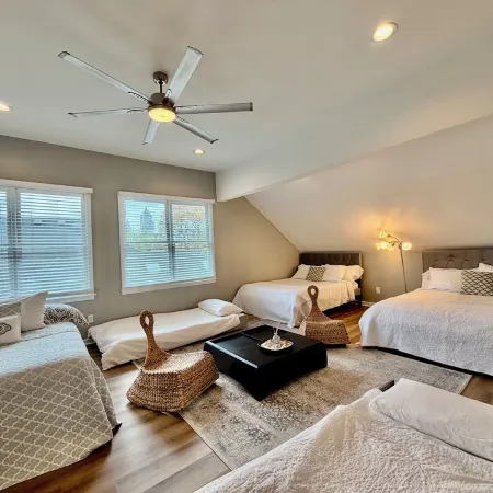 Spacious Atlanta Mansion. 13 Beds 5 Bath, 3 Floors, Pool & Sauna. Near Piedmont