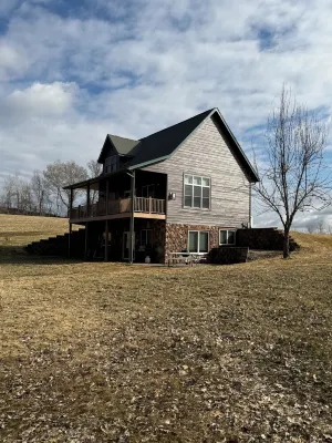 Quiet, secluded bluff top cabin with beautiful sunsets