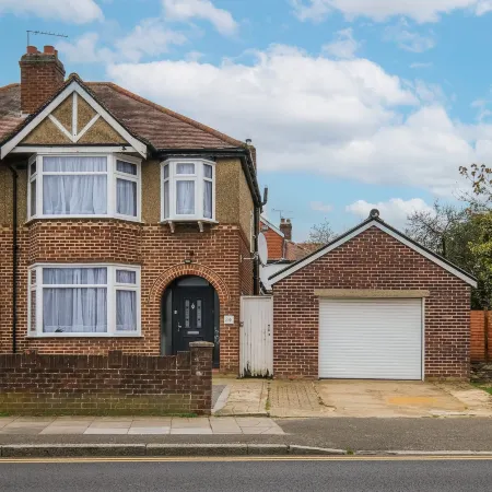 Spacious 4 Bed Semi-Detached Hse