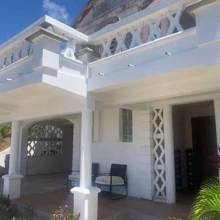 LenDeens an Affordable Hillside1BD/1BTH Apartment w/ AC and Gorgeous Oceanviews