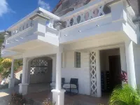 LenDeens an Affordable Hillside1BD/1BTH Apartment w/ AC and Gorgeous Oceanviews のホテル