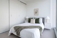 Sky High Views CBD Stay Near Ritz Carlton - 2-Star