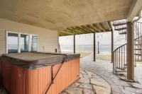 519c On the Lake Hot Tub Pool Table 10 Beds