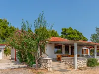 Dundo House