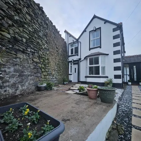 Llangollen Retreat With Stunning Views of the Castle