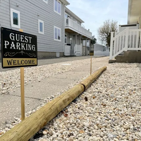 Charming 3-bedroom townhome 2 blocks from ocean and bay, in town of Stone Harbor