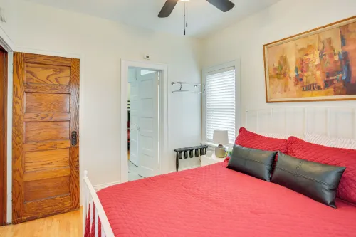 Walk to Shops & Eats: Home w/ Deck in Minneapolis - 2 étoiles