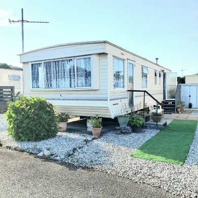 Comfort & Peace 5Berth Family Friendly Park - Homestays