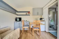 Studio Retreat Sleeps 1 - Parking & Wifi - 2-Star