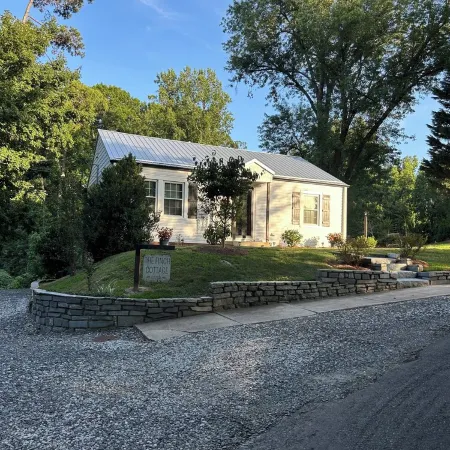 The Finch Cottage Charming 2-bedroom cottage Historical District Mount Airy