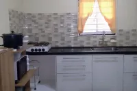 3 Bed House - Sleeps 4 - Parking - Enclosed Garden - Homestays