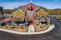 Cozy Cabin Escape 7Mins to Pigeon Forge Hot Tub - Condos