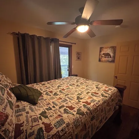 Cozy peaceful cabin with games, massage chair and fire pit! Bring your kayaks!!
