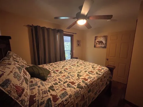 Cozy peaceful cabin with games, massage chair and fire pit! Bring your kayaks!! - シャレー