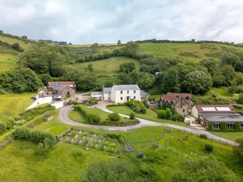 Coulscott Stay for Four - homestay