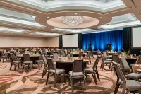 Sheraton Suites Calgary Eau Claire - Kitchens