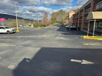 OYO Hotel Harriman Near I-40 - parking