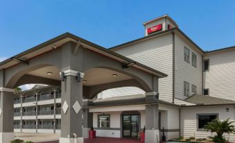 Red Roof Plus+ Galveston - Beachfront