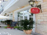 Le Bonheur Hotel - พร้อมอาหารเช้า