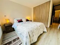 Lakefront Apartment - BBQ, Garden, Pool & Parking - 2-Star