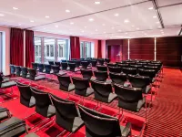 Sheraton Duesseldorf Airport Hotel Hotels near Kaiserswerth