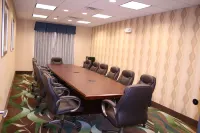 Holiday Inn Express & Suites Pratt Hotel a Township 12