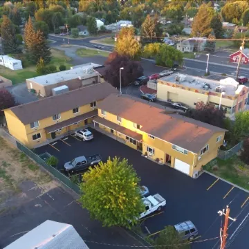 Townhouse Inn & Suites