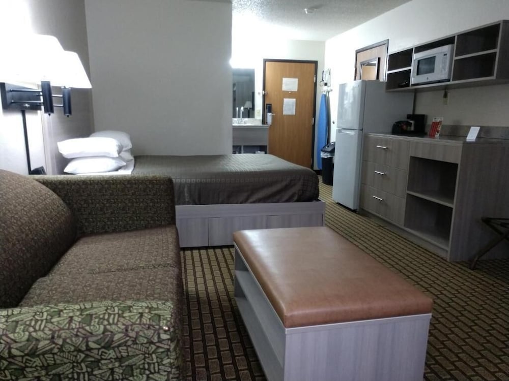 Bearcat Inn and Suites