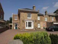 Beaufort Lodge - Central Location & Free Parking Hotels near Primark