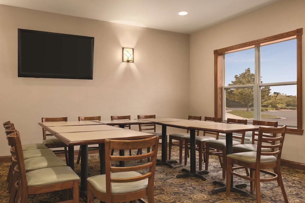 Country Inn & Suites by Radisson, Forest Lake, MN