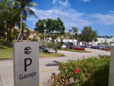 駐車場 グアム リーフ ホテルの写真