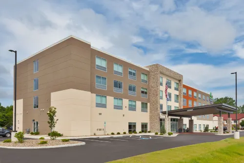 Holiday Inn Express & Suites MILAN – SANDUSKY AREA by IHG - piscina