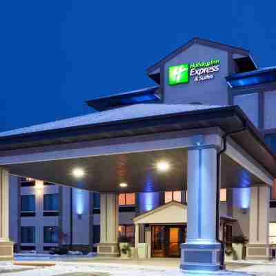 Holiday Inn Express & Suites Winner Hotel Exterior