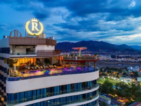 Regalia Gold Hotel Hotels near E-Land Four Season Bar