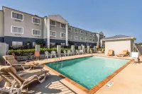 Quality Inn & Suites Pearl-Jackson - Swimmingpools