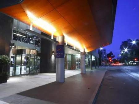 Novotel Canberra Отели рядом с достопримечательностью «Australian Academy of Science»