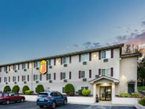 ซุปเปอร์ 8 บายวินด์แฮม จอห์นสทาวน์/โกลเวอร์สวิลล์ โรงแรมในFulton County