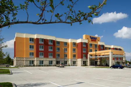 Fairfield Inn & Suites by Marriott Dallas Plano/The Colony Отели рядом с достопримечательностью «Hebron High School Softball Stadium»