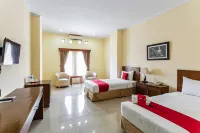 RedDoorz Plus near Alun Alun Karanganyar Hotel dekat Putri Ayu