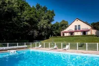 Le Chalet Montégut Hotels in Saint-Menoux