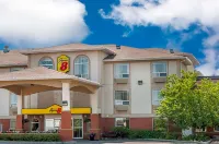 Super 8 by Wyndham High River AB Hotel di High River