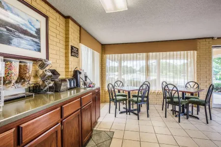 Days Inn by Wyndham Batesville AR