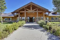 Headwaters Lodge & Cabins at Flagg Ranch