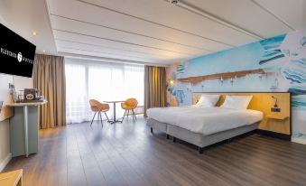 a modern bedroom with wooden floors , white beddings , and large windows that offer views of the ocean at Fletcher Hotel Restaurant Loosdrecht-Amsterdam