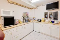 Days Inn by Wyndham Cadillac - breakfast