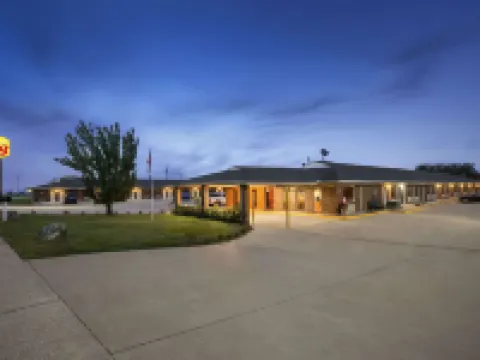 Super 8 by Wyndham Henryetta Hotels in Henryetta