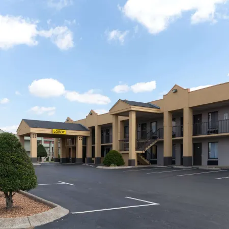 Super 8 by Wyndham Clarksville Northeast