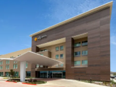 La Quinta Inn & Suites by Wyndham Round Rock Near Kalahari Hotels in Round Rock